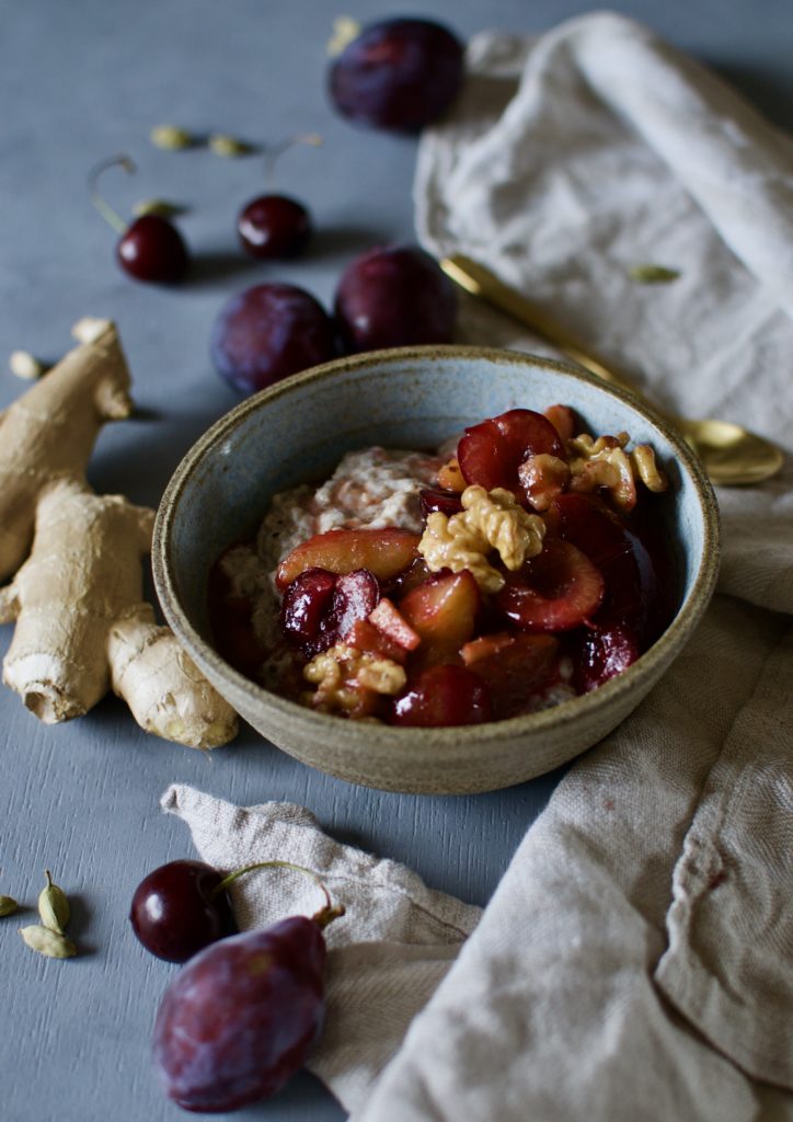 veganer Hafer-Chia Porridge mit Kardamomzwetschgen