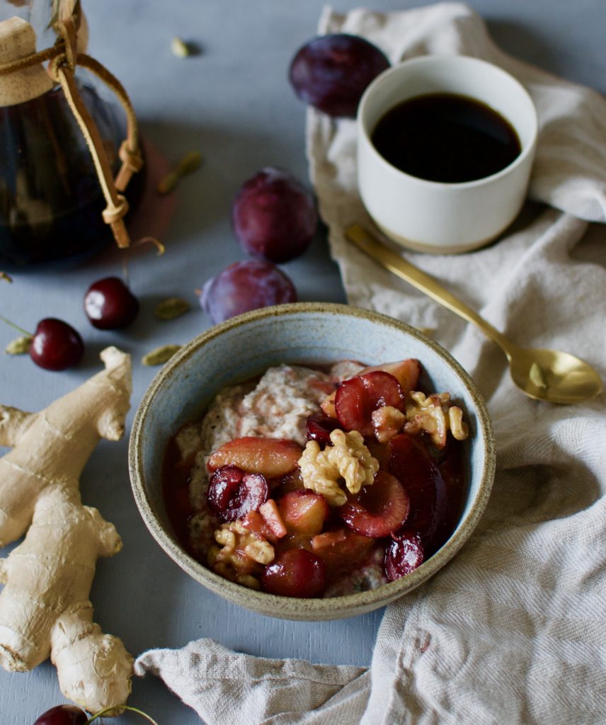 veganer Hafer-Chia Porridge mit Kardamomzwetschgen