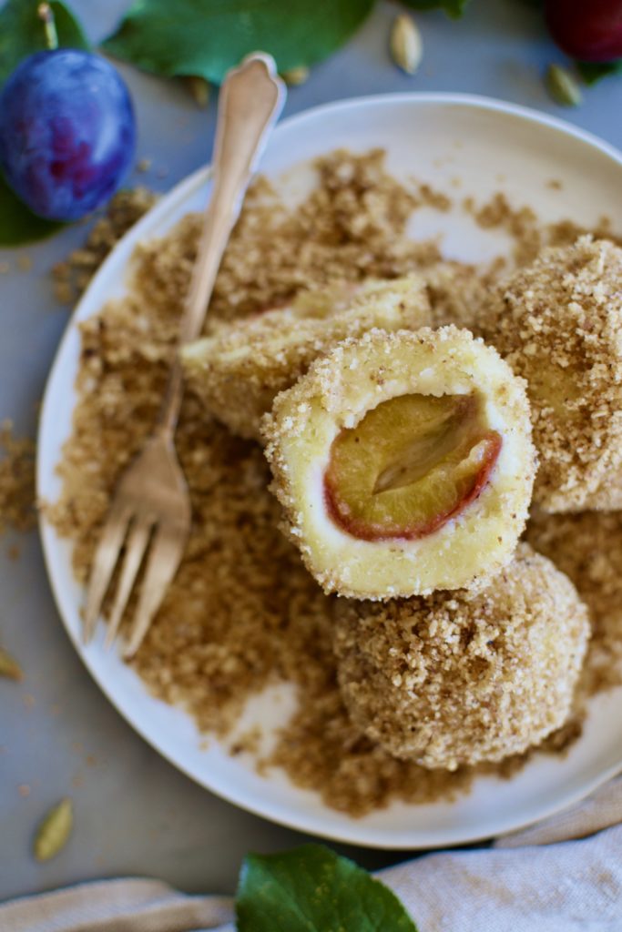 Zwetschgenknödel mit Haselnuss Chai Brösel