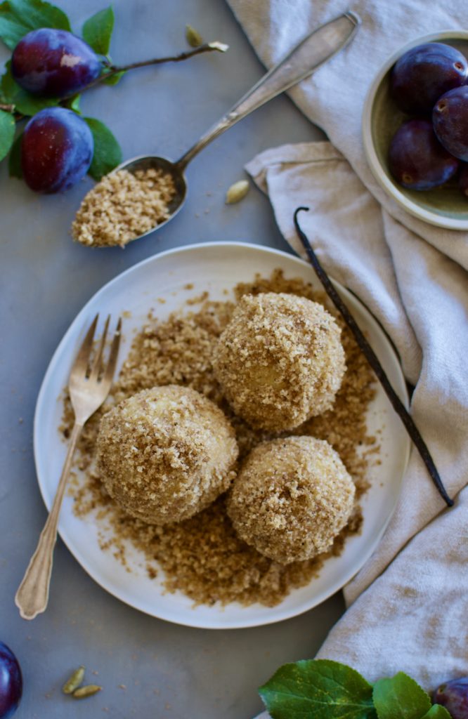 Zwetschgenknödel mit Haselnuss Chai Brösel